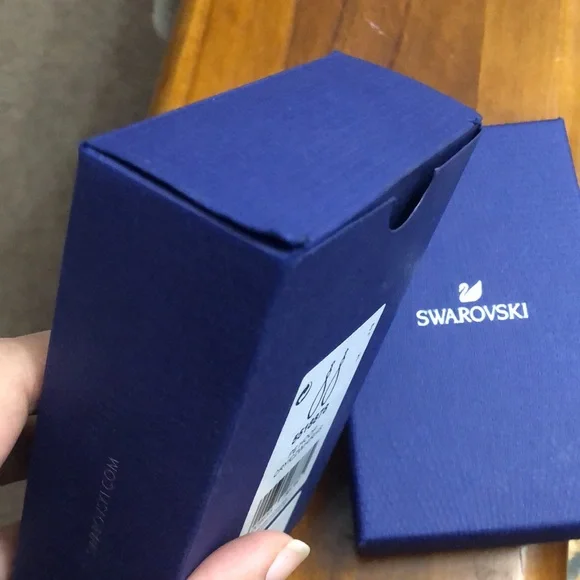 Swarovski Infinity Hoop Pierced Earrings, White, Rhodium plated BNWT - Picture 4 of 6